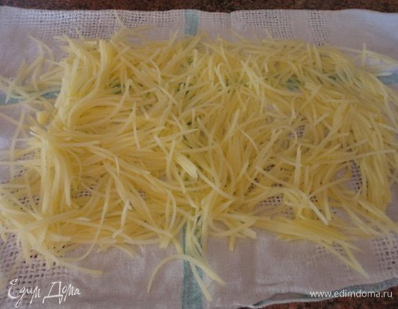 Затем картофель промыть в дуршлаге под проточной водой, выложить на полотенце или салфетку и обсушить.