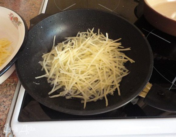 Растительное масло раскалить в сковороде и обжарить картофель (лучше порционно) по 1 минуте. Его нужно только размягчить.