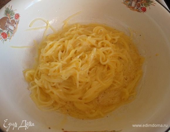 Яйцо взбить, добавить соль, специи, крахмал. Хорошо перемешать, чтобы не было комочков, затем соединить с картофелем.