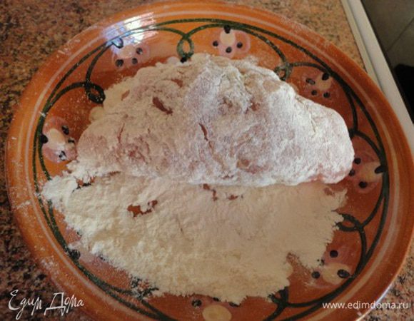 В каждое куриное филе завернуть сливочные шарики, чтобы получилась котлета. Обваляйте ее в муке. 