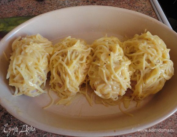 После чего — в картофельно-яичной смеси. Затем выложите в смазанную маслом форму для запекания.