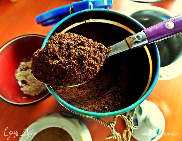 Берём чайную ложку кофе с горкой.