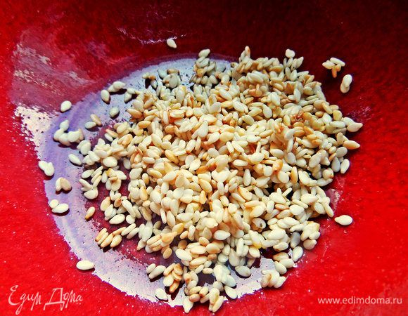 Кунжутные семечки заранее обжарить на сухой сковороде и можно хранить в закрытой ёмкости. 