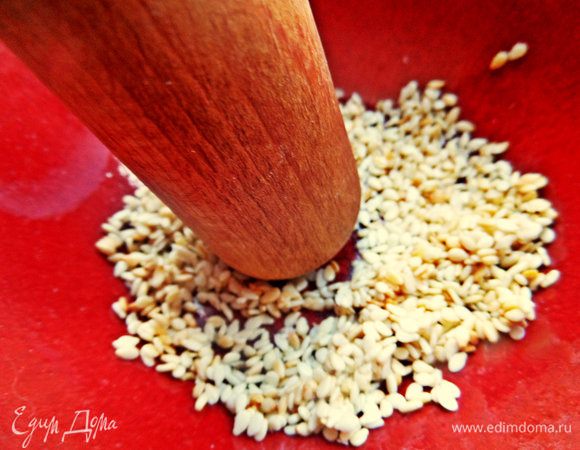 Для лучшего аромата потолочь семечки.