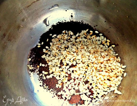 Насыпаем в турку кофе, семечки.