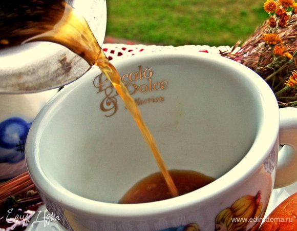 Прогреть не до кипения,дать отстояться и можно перелить в чашку. Кому мешают семечки-сделать это через сито, но было и так вкусно!