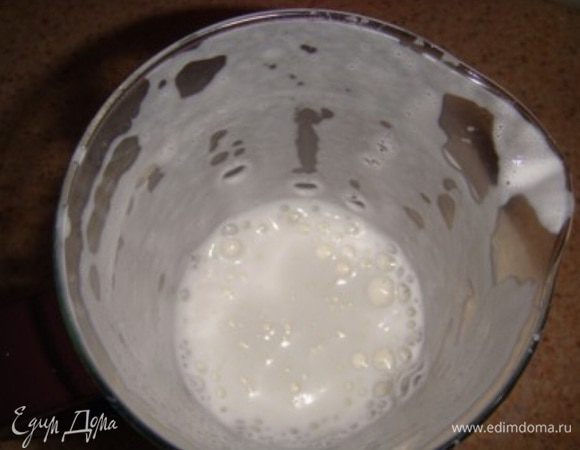 Отдельно взбейте молоко (у меня кофе машинки нет, поэтому я взбивала молоко миксером).