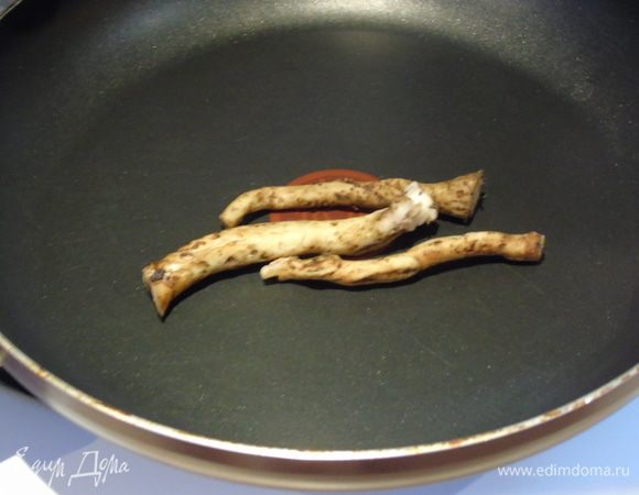 Очистить корни от кожуры, она сходит очень легко. Корни лучше нарезать маленькими кусочками, я не нарезала. Обжарить на сухой сковороде, периодически переворачивать, следить, чтобы не пригорели, сначала из корней уйдет влага, потом появится приятный запах, а корни станут темными.