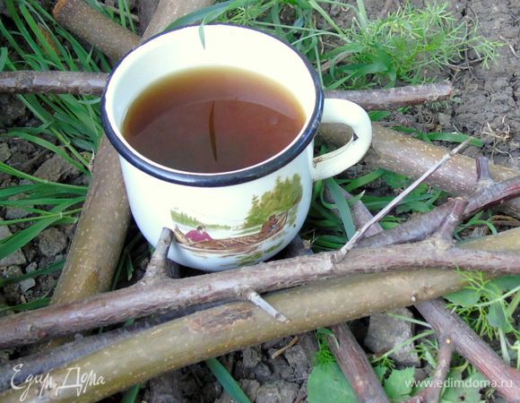 Корень измельчить в кофемолке и заварить как натуральный кофе: залить кипятком и варить на маленьком огне до приобретения напитка светло-коричневого цвета. Процедить, добавить сахар, сливки по вкусу. При желании можно добавить корицу, цикорий. Приятного!