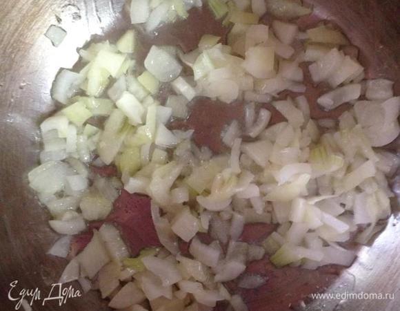 Измельченную луковицу обжариваем на подогретом масле. 

