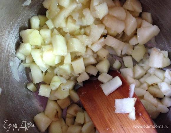 Добавляем к ней нарезанные кусочками очищенные от кожуры груши (мягкие, типа Конференции). 
Помешивая, обжарим груши с луком минут 5, чтобы они пустили сок.

