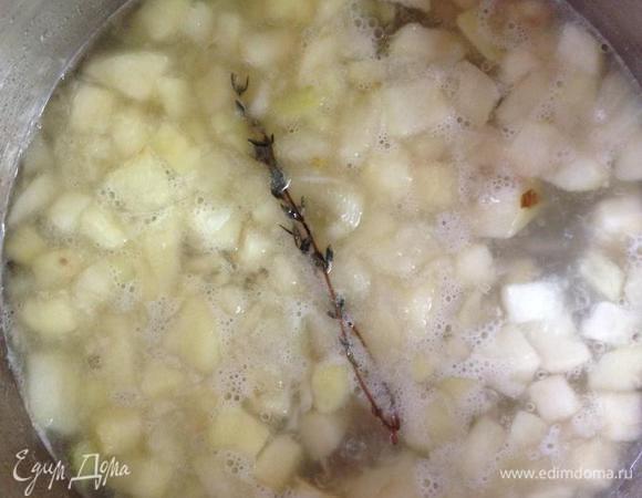 Вливаем горячую воду и варим после кипения, добавив веточку тимьяна, еще минут 10.
Добавляем нарезанный кусочками (если он бруском) плавленный сыр, и держим суп на огне, пока сыр полностью не расплавится (буквально пару минут).
