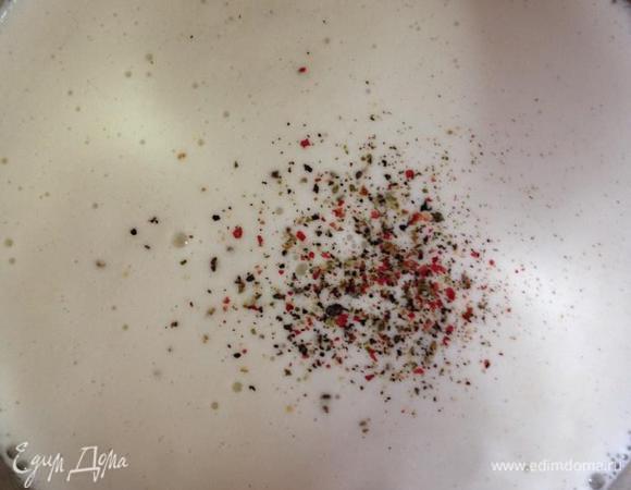 Достаем тимьян и измельчаем суп блендером в однородную массу.
Возвращаем на огонь, добавляем соль, перец и дадим еще раз закипеть. 
Даем супу несколько минут настояться, а сами готовим ингредиенты для подачи.
У меня это половинка обжаренной с двух сторон на сухой сковороде груши. Орешки также можно слегка поджарить.
