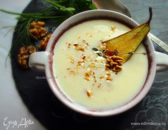 Разливаем по тарелкам, посыпаем орешками, добавляем желаемые ингредиенты (курица, бекон, сыр, гренки, зелень). Приятного аппетита!
