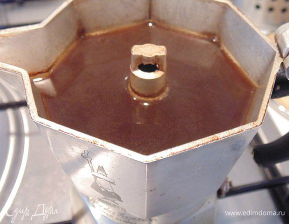 Сварить крепкий эспрессо.