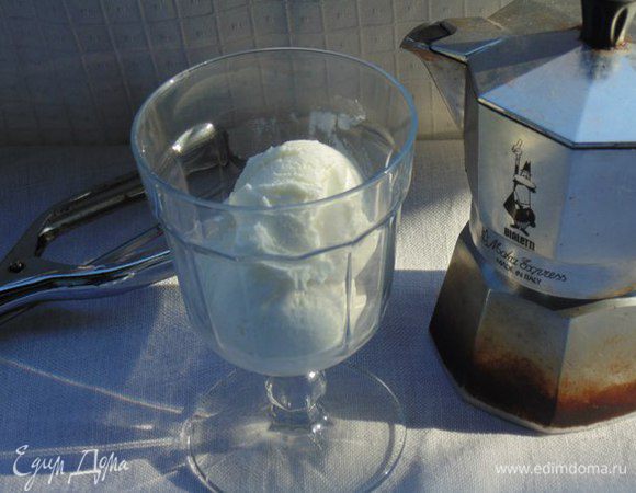 Положить мороженое в порционные бокалы.