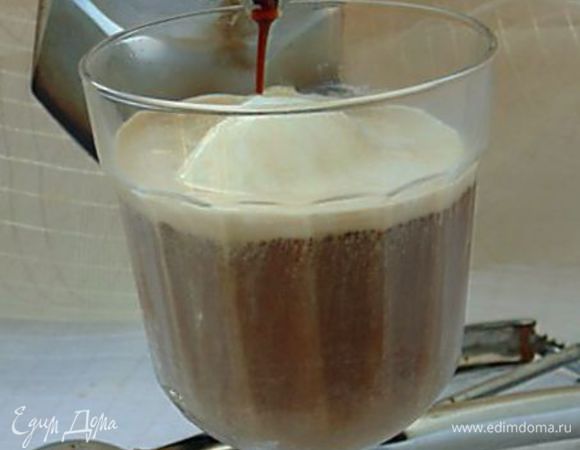 Добавить горячий кофе к мороженому.
Наслаждаемся! По желанию можно добавить немного ликера по вкусу.
