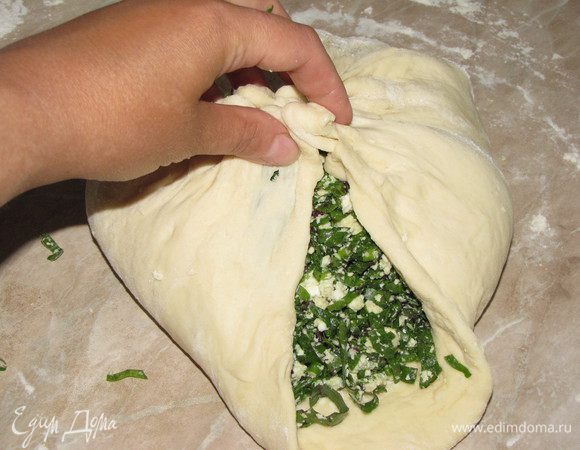 Затем, собирая концы теста, стянуть их на середину, соединить и защипнуть.