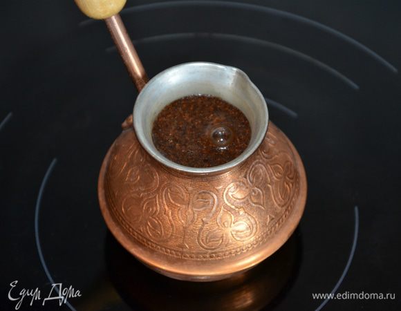 Кофе засыпать в турку (можно по вашему рецепту в кофеварке). Варила из расчета 1 ст. л. на 75 мл воды. Варим до готовности.