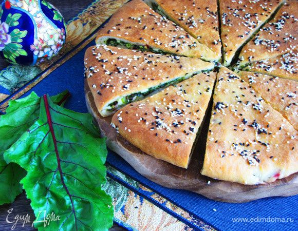 Готовый пирог вынуть из духовки и сразу же смазать сливочным маслом. Я еще посыпала пирог кунжутом перед выпечкой, но сделала это зря, так как при смазывании маслом почти весь кунжут отклеился:)