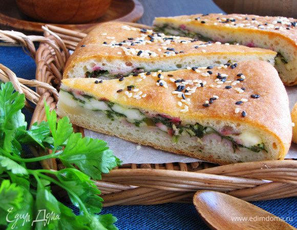 Подаем пирог с чаем, молоком или кефиром. Он очень нежный и вкусный! Приятного аппетита!