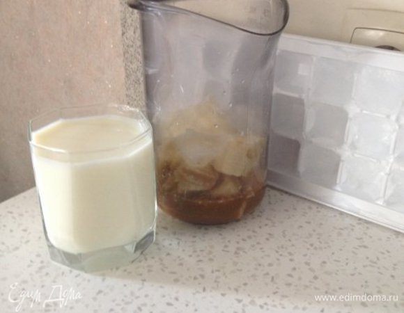 Смешать в блендере молоко, тофу, очищенный и нарезанный кусочками банан, 1 столовую ложку сахара, кофе и лёд. 