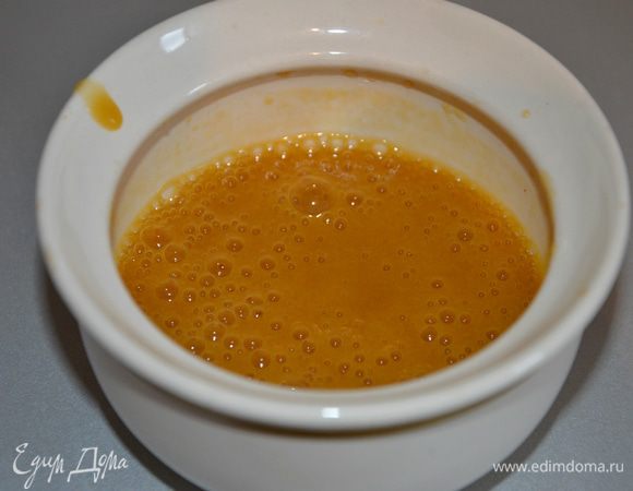 Тем временем берем 1-2 половинки персика и отливаем половину сваренного кофе. Взбивала погружным блендером до пышности.