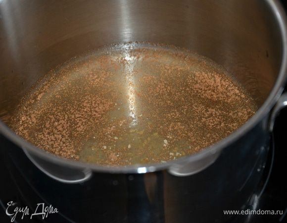 В кастрюльку наливаем остатки воды (это около 30 гр) + 2 ст.л. персикового сиропа, специи, 1-2 ч.л сахара. Кипятим пару минут, пока сироп слегка не станет вязким. Выключаем. Даем специям настояться еще пару минут.