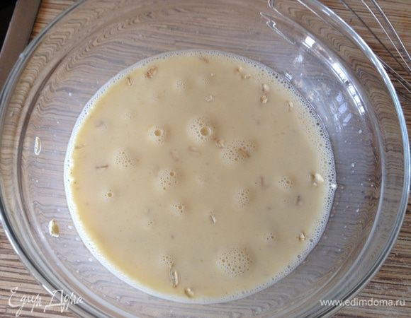 Яйца слегка взбить, добавить молоко и хлопья, оставить на пять минут чтобы хлопья размякли.