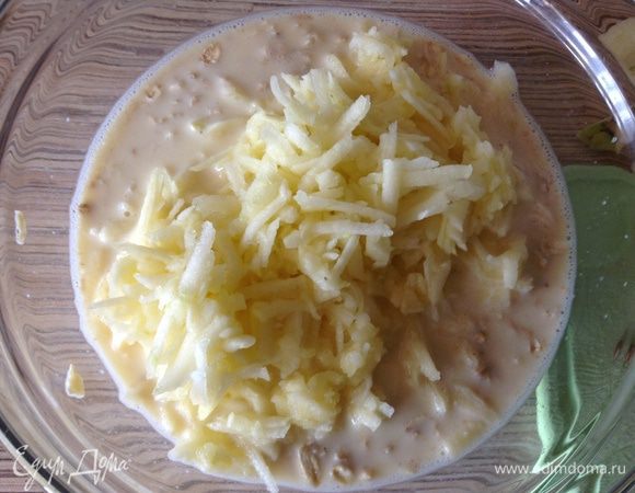 Яблоки натереть на крупной терке, добавить к массе, положить корицу и ванильный экстракт (можно заменить ванильным сахаром). Вмешать муку и разрыхлитель. Масло растопить, добавить в тесто.