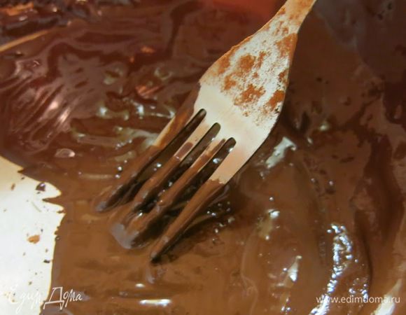 Приступаем. Шоколад (самый настоящий, который нашли) растапливаем на водяной бане, равномерно помешивая. Главное не перегреть! Доводим до 45-50 градусов. Можно проверить - капнуть  на запястье, если терпимо тепло - то что надо. Однажды растапливала шоколад в микроволновке, но боялась перегреть. Поэтому, если не уверены - лучше по старинке, на бане.