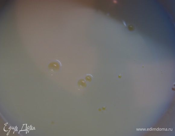 Далее разогреваем сливки до 70-80 градусов. До лёгкого тумана над поверхностью.