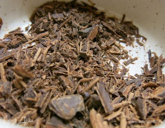 Отправляем ганаш в холодильник на 12 часов, пусть отдохнёт от нас. Можно посмотреть пока "Амели", "Имя" и послушать Джо Дассена:)
В перерыве натираем плитку тщательно охлаждённого шоколада в крупную стружку, храним её в холодильнике до финала!