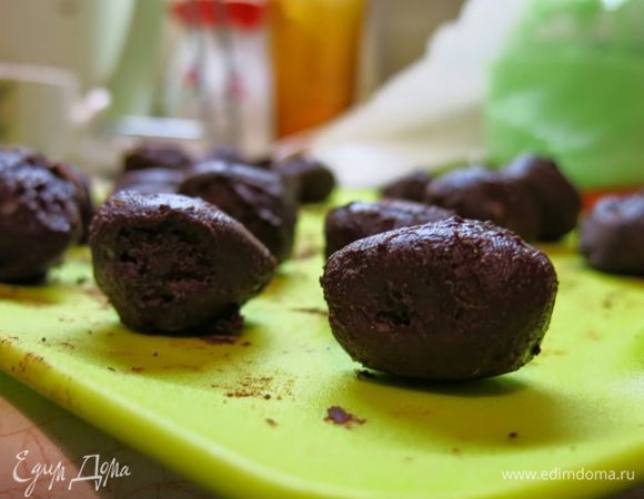 И вот.... Та-дам! Берём чайную ложечку, ею - небольшой комочек ганаша, из комочка - катаем шарик. Желательно не медлить, чтобы ганаш не оставался на руках. 