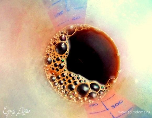 Варим в турке или пропускаем через автомат и переливаем в шейкер.