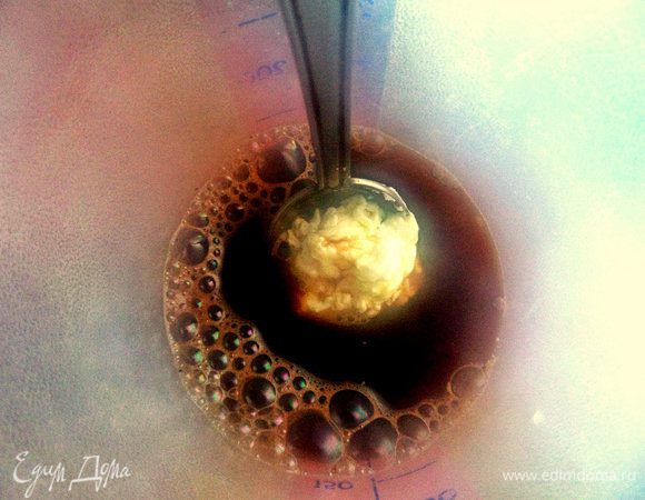 Отправляем сыр в горячий кофе. Взбиваем в шейкере или блендером.