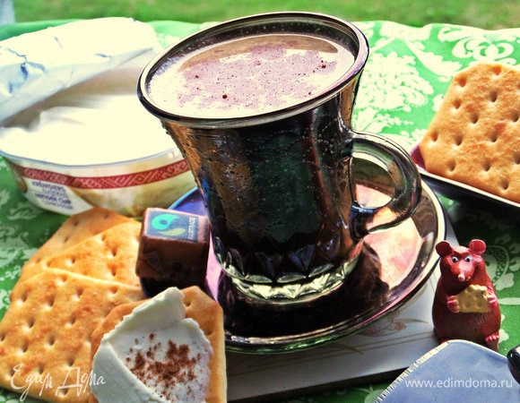 Тут же переливаем в любимую чашку. Сахарок рядом положила на всякий случай, но сегодня на сладкое не тянет))