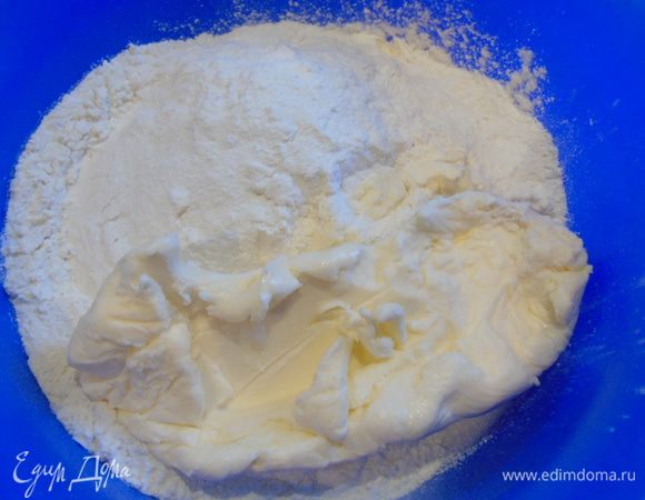 Просеять муку с разрыхлителем, добавить сахар, перемешать. Добавить сливочное масло.