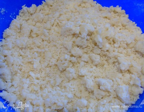 Растереть тесто в крошку.