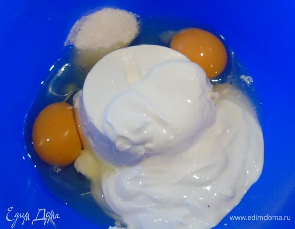 Смешать рикотту, сахар, сметану, яйца. Перемешать.