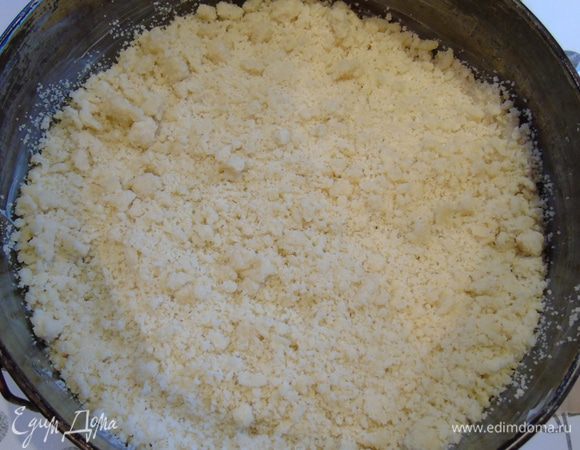 Дно формы застелить пергаментом, а бока смазать маслом. Высыпать 2/3 крошки.