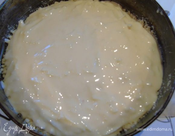 Сверху крошки выложить начинку.