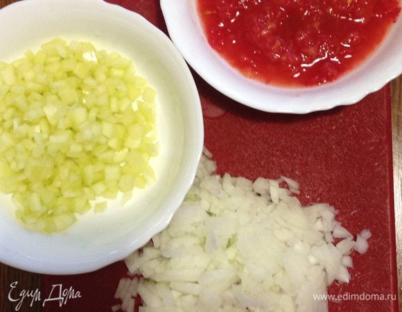 Первым делом подготовим все овощи. Режем перец соломкой, потом мелкими кубиками. Помидор предварительно ошпариваем кипятком, снимаем шкурку, затем трем на крупной терке или режем мелким кубиком. Лук режем очень мелко.