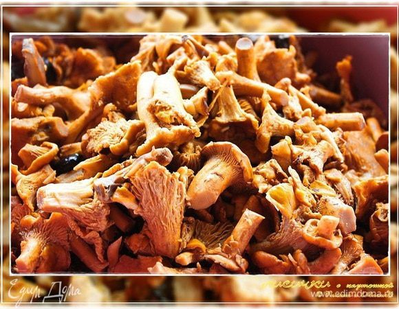 Как водится, промыли, почистили и снова промыли. А потом отварили. Не сильно, но минут пятнадцать покипели грибочки на не сильном огне. А потом откинули на дуршлаг. Пусть пока стекают.