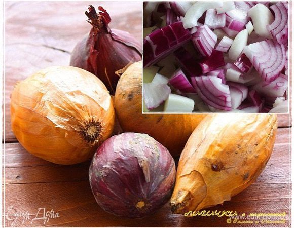 Лучок. Свежий, нонешнего урожая. Сочный и резкий. Почистить и нарезать. Лучше кубиками, даже четвертькольцами, в общем, не сильно мелко. 


