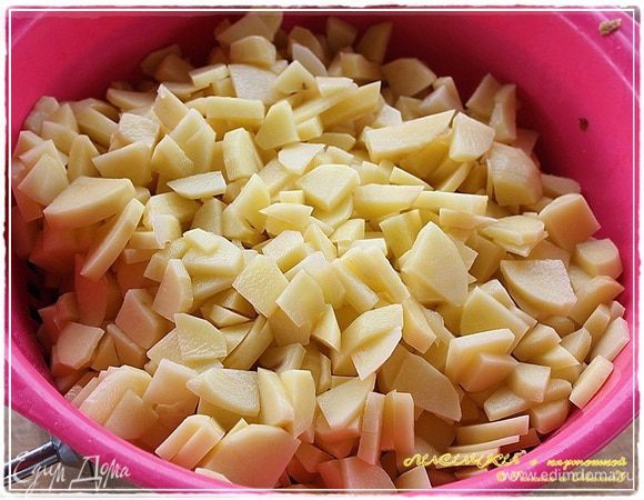 А потом порежем картошку. Вот тут наоборот лучше помельче и потоньше.
