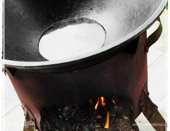 Готовить будем в казане. Казан долго стоял без дела, так уж вышло. 
Вспоминая, уже сказанное однажды, плеснем в казан водички, доведем ее почти до кипения, пошкрябаем стенки шумовкой, чай не тефлон какой и, выплеснув воду, чистой и сухой тряпкой казан протрем. 
