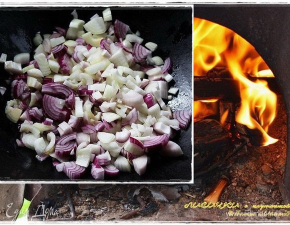 И сразу же в казан лучок высыпаем. Можно даже его слегка помять, но можно и не делать такого. Я, например, не стал.



