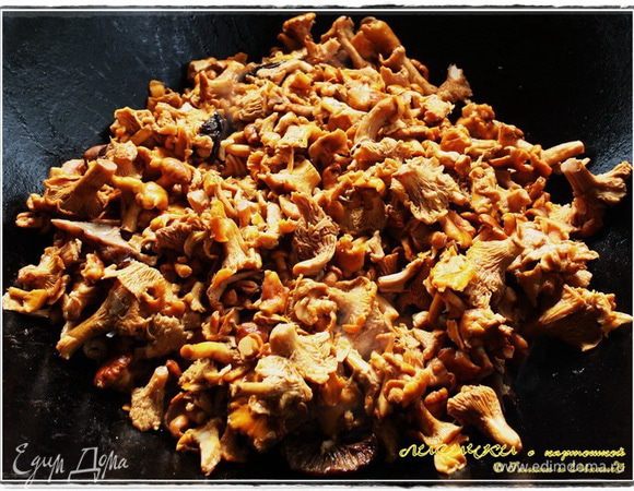 То есть лисички. Да, скажем так, «бульон» от лисичек не выливайте ни в коем случае. Он еще пригодится.
