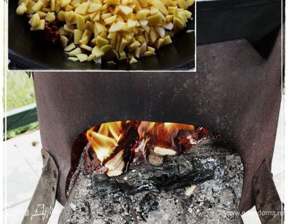 Минут двадцать жарим. Скажете много?  Не забывайте, что огонь мы поддерживаем несильный, поэтому и долго. И кстати, духман, грибной пойдет не сразу. Минут десять будете ждать. Зато потом!
А потом наступает очередь картошки. Высыпаем ее в казан.


 
